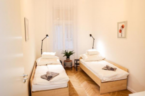 NEW FLAT CHEAP PARKING 6 PPL 3 ROOMS 5 BEDS AC FAST WIFI at the Parliament